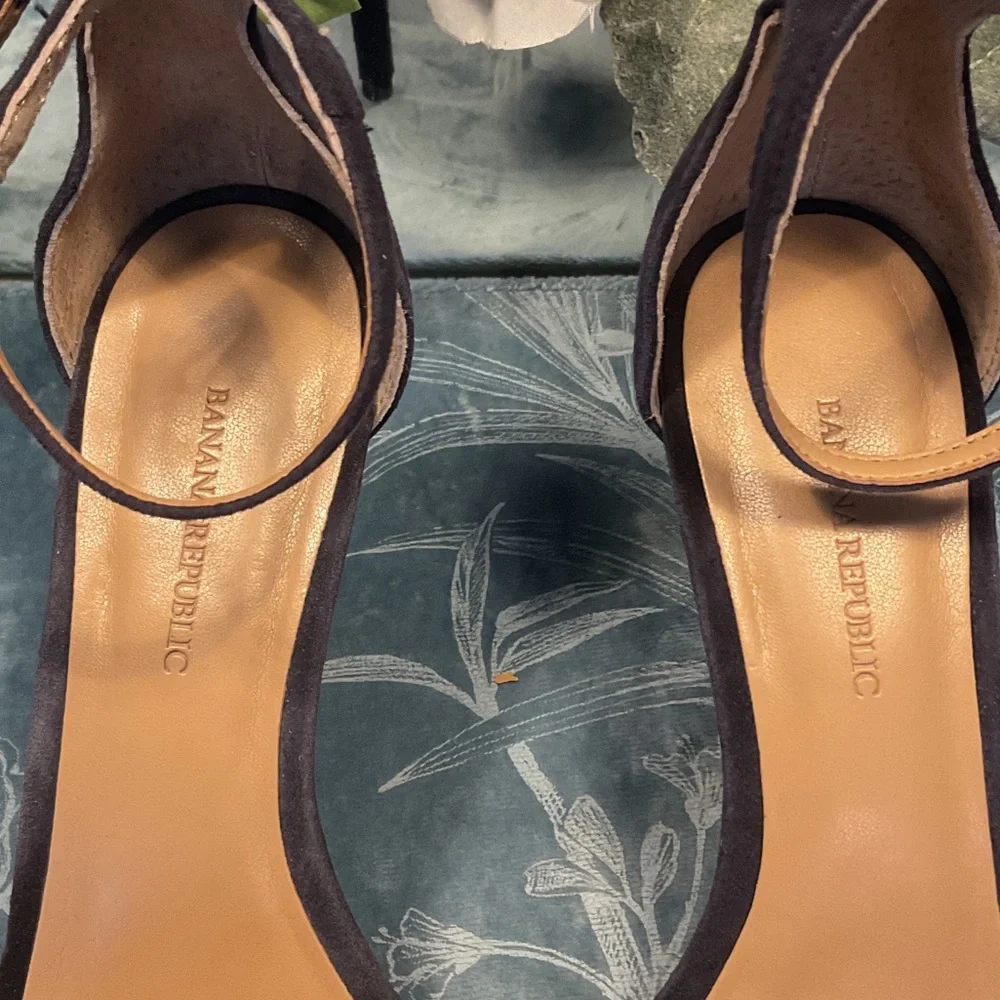 Banana Republic Navy Heels with tassel and Bead Details - Picture 3 of 8